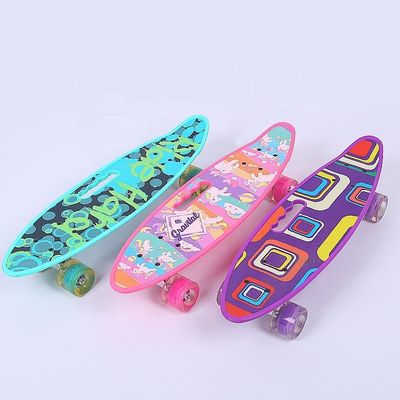 Flat-Plat Elden Küçük Balık Taşıma Tahta Çaplı Skateboard Dört Tekerlekli Flaş Hareketlilik Scooter Çocuklar ve Kızlar İçin